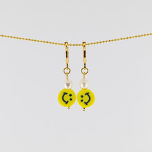Cargar imagen en el visor de la galería, HUGGIES SMILEY PEARL